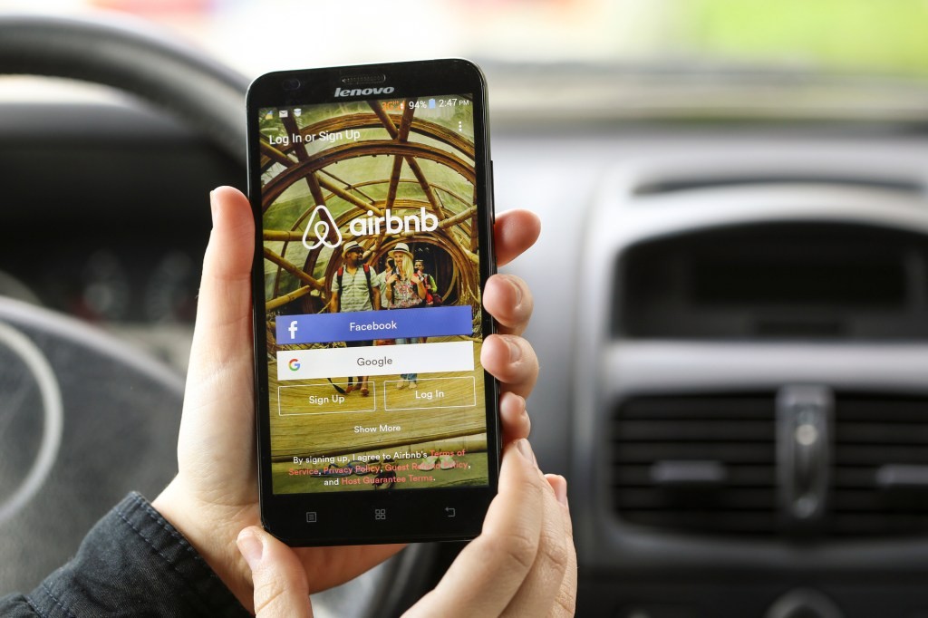 Airbnb AI Customer Service Bot: New US Rollout