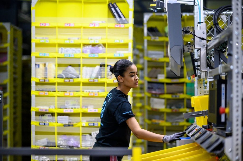 Amazon Workers Walk Out in Chicago Demanding Better Treatment