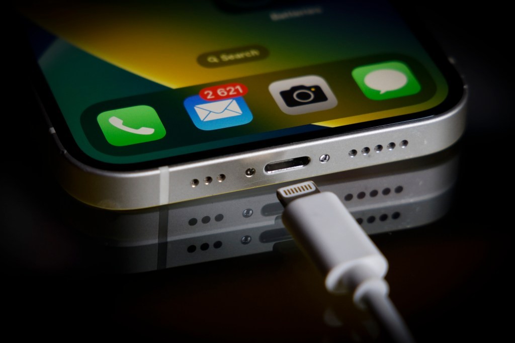 iPhone 17 Air: Apple Considered Portless Design - Report