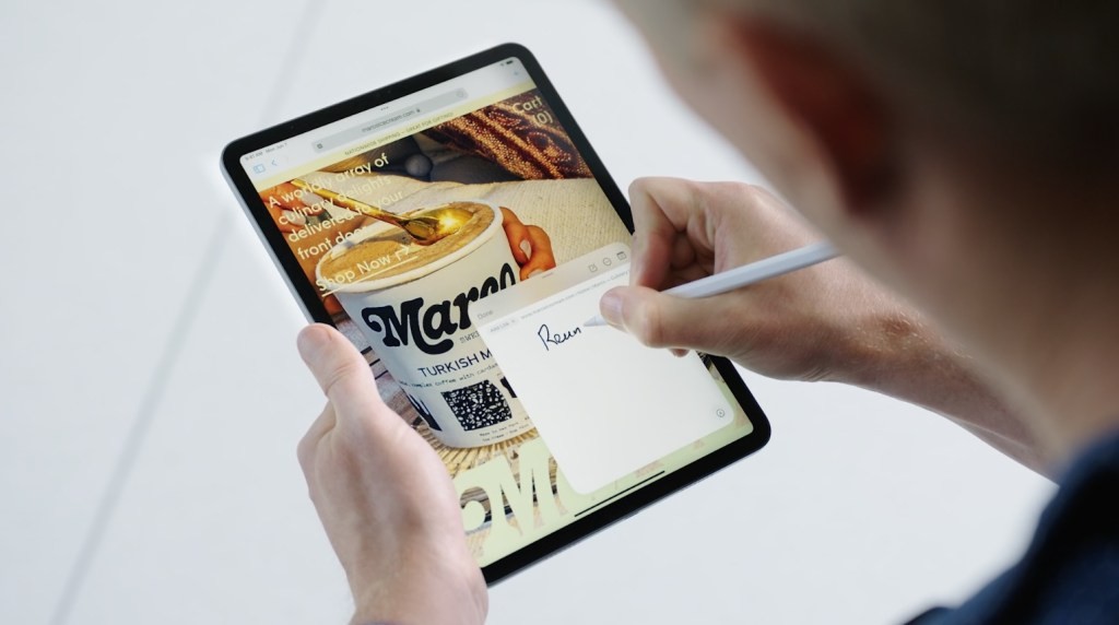 iPadOS 15: Breaking App Barriers | Apple News