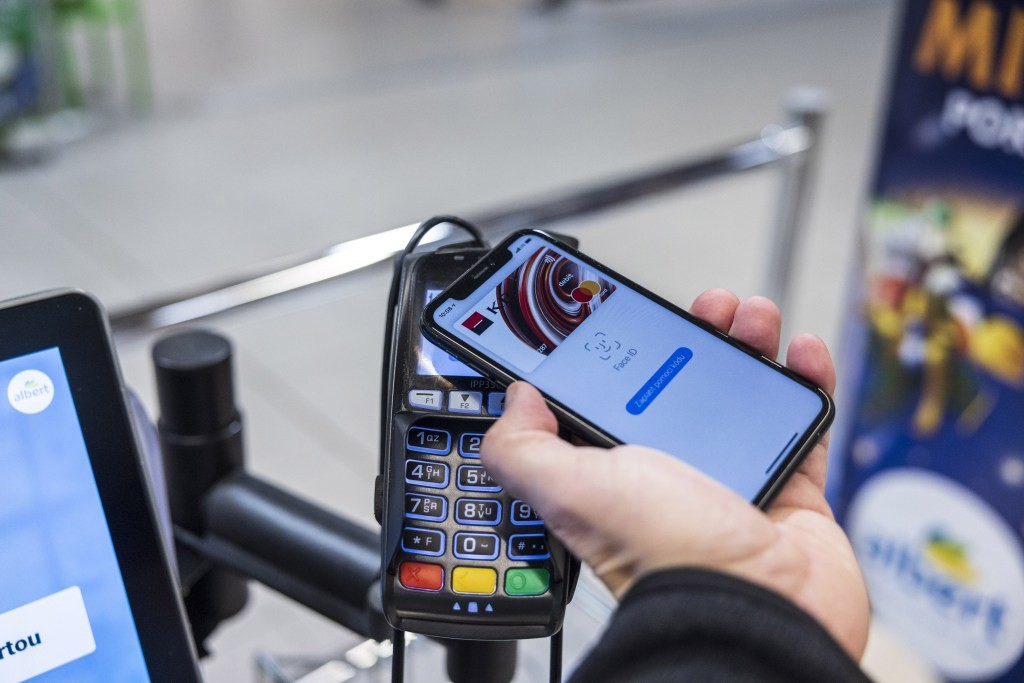 Apple to Allow Contactless Payments on iPhones - Report