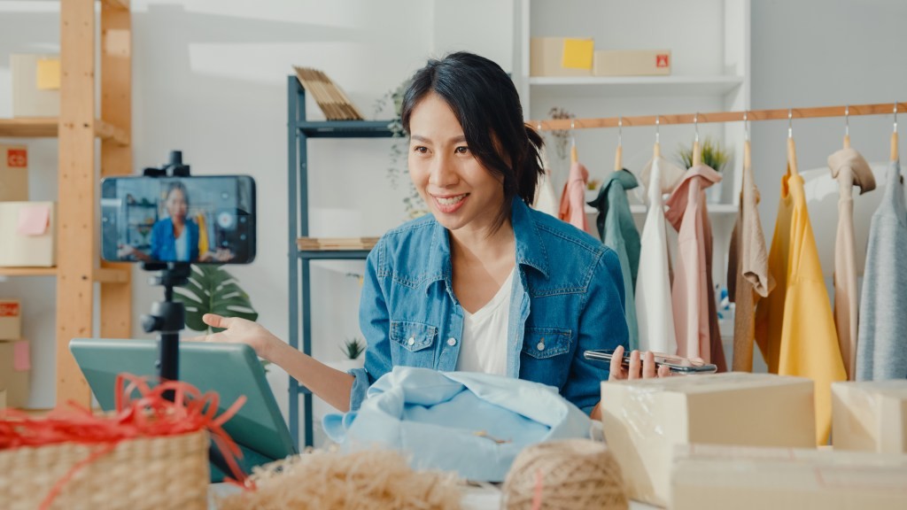 Live Shopping & Influencers: A Brand Strategy
