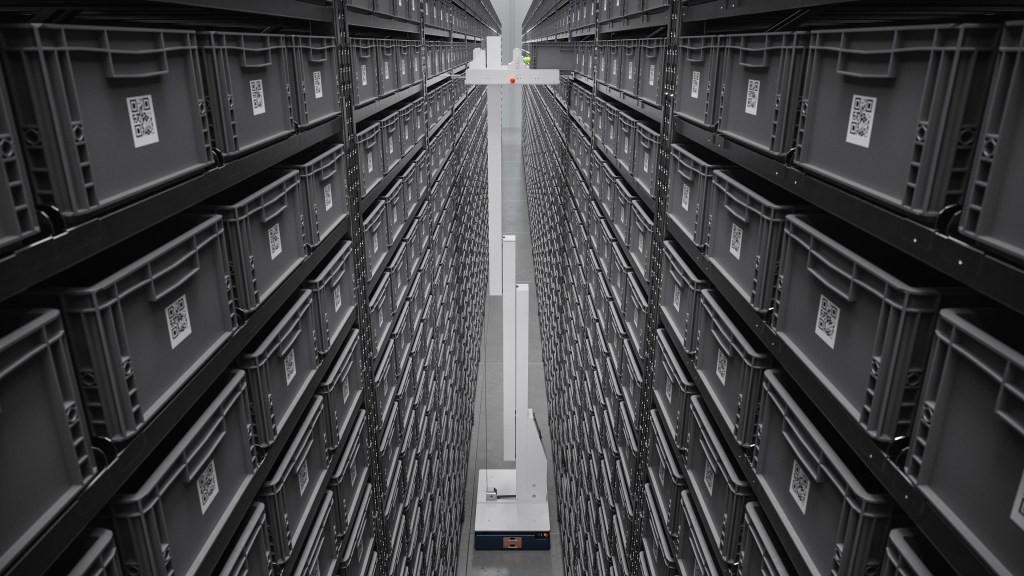 Brightpick's New Warehouse Robot Reaches 20ft High | Brightpick