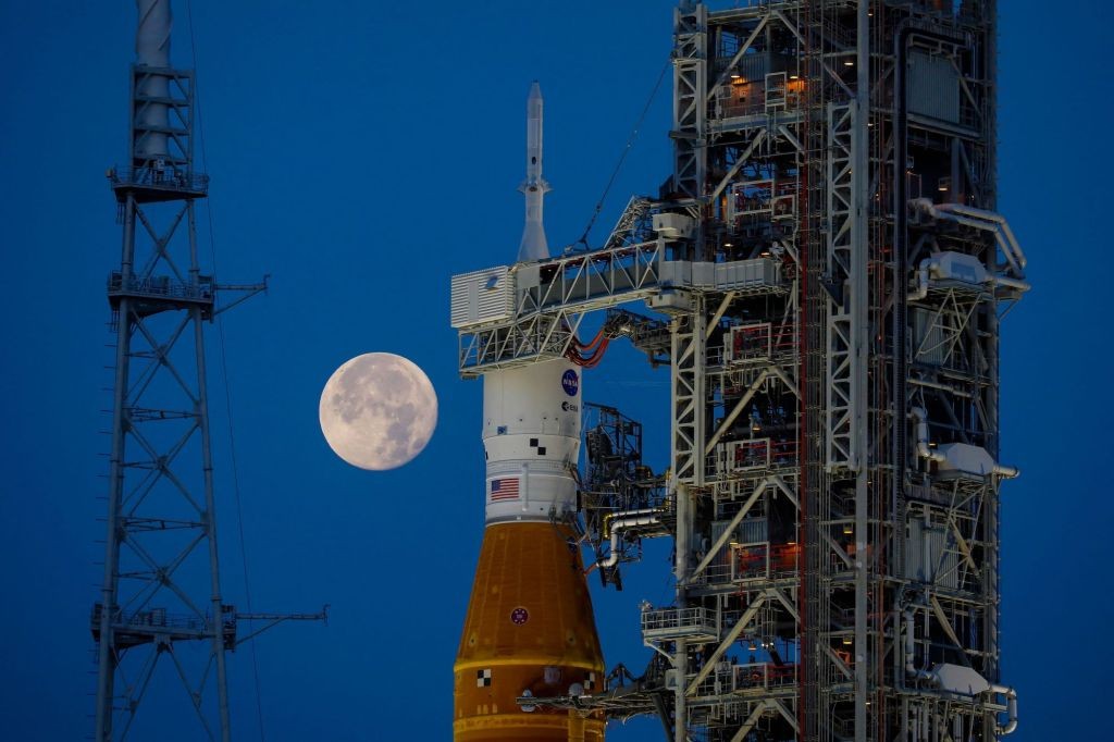 NASA Moon Plan Approved by Congress Despite Musk & Isaacman Opposition