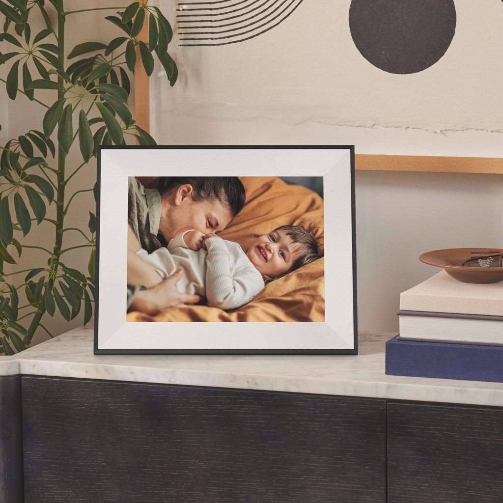 Aura Aspen Digital Frame - Intelligent Features for $229