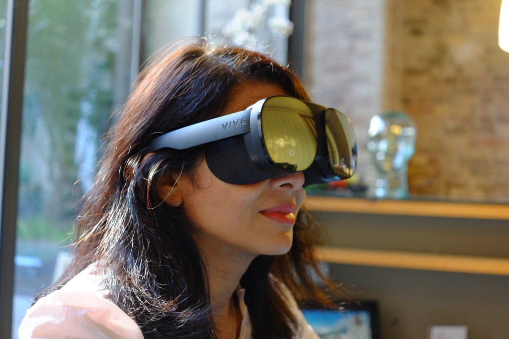HTC Vive Flow: $499 Tiny VR Headset - Details & Tradeoffs
