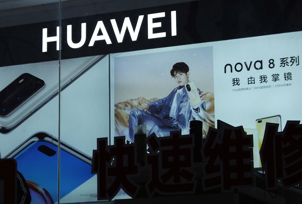 Huawei's Decline Boosts Apple & Smartphone Market in China
