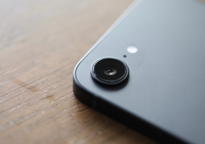 apple iphone 16e review: an a18 chip and apple intelligence for $599