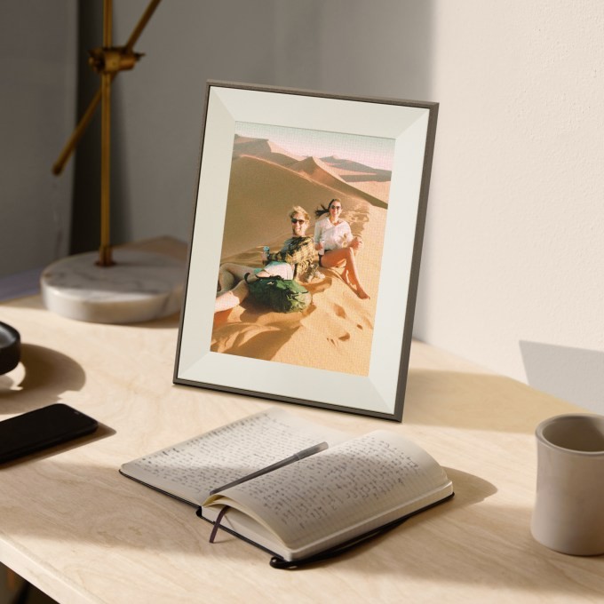 aura introduces a $499 e-ink digital photo frame that lets you go cordless