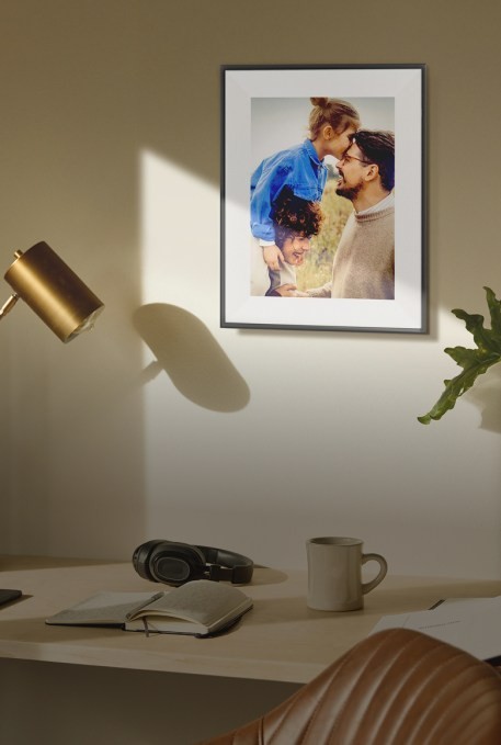 aura introduces a $499 e-ink digital photo frame that lets you go cordless