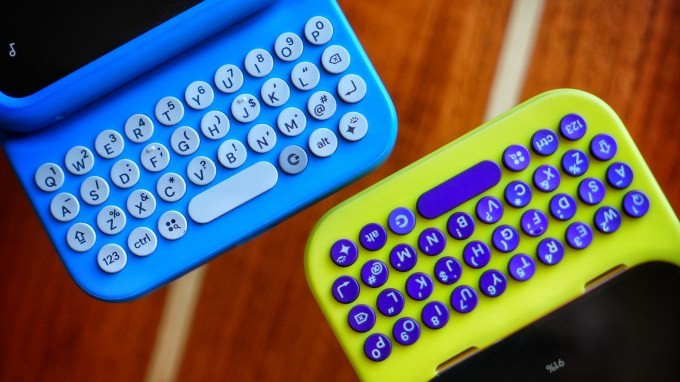 clicks brings its blackberry-style keyboard case to android phones