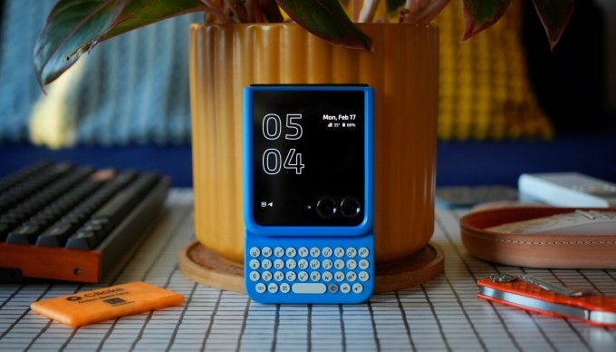 clicks brings its blackberry-style keyboard case to android phones
