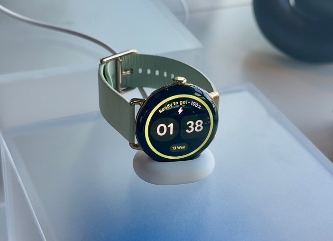 google debuts pixel watch 4 with domed display, emergency satellite communication
