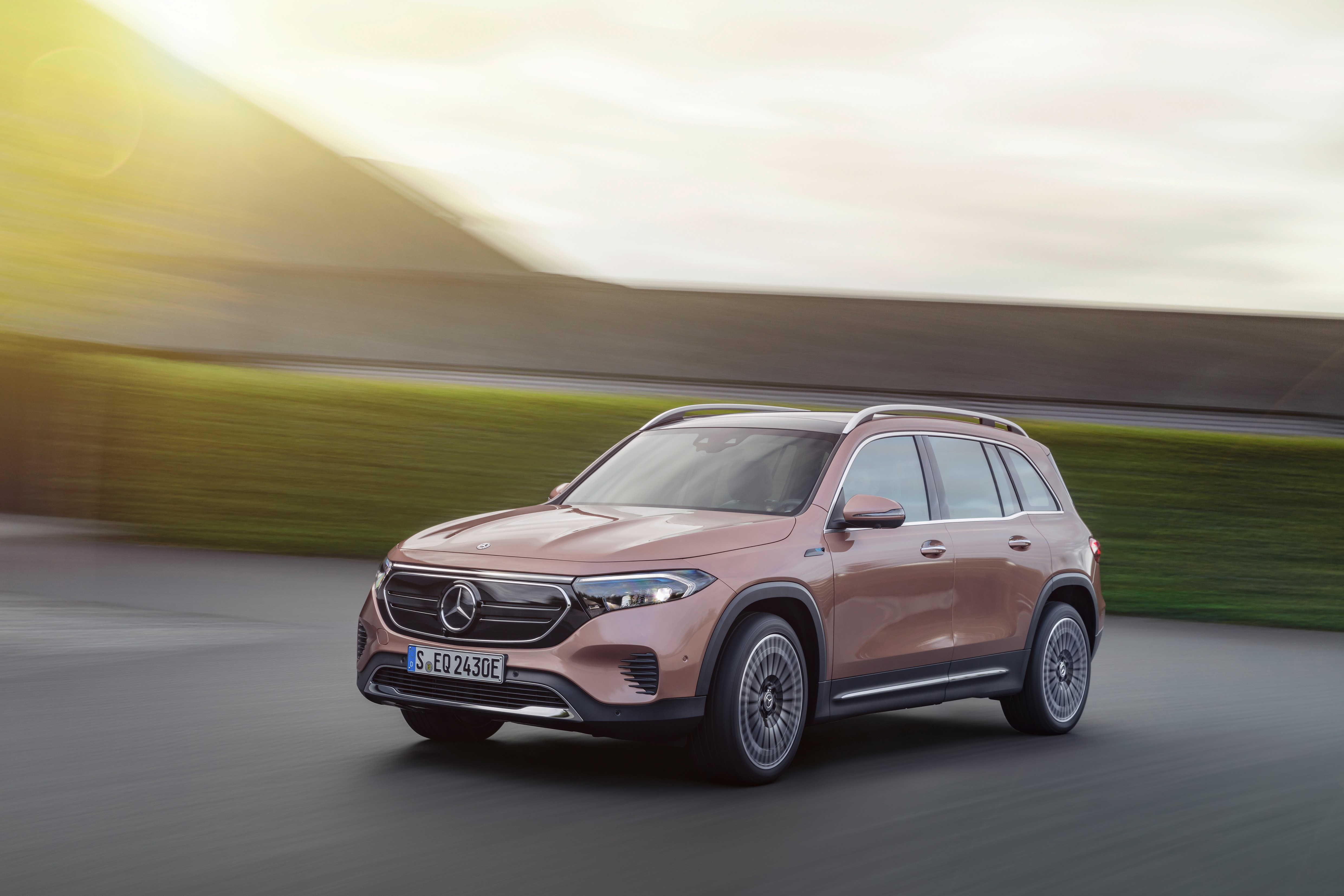 mercedes-benz throws down the ev gauntlet at iaa mobility