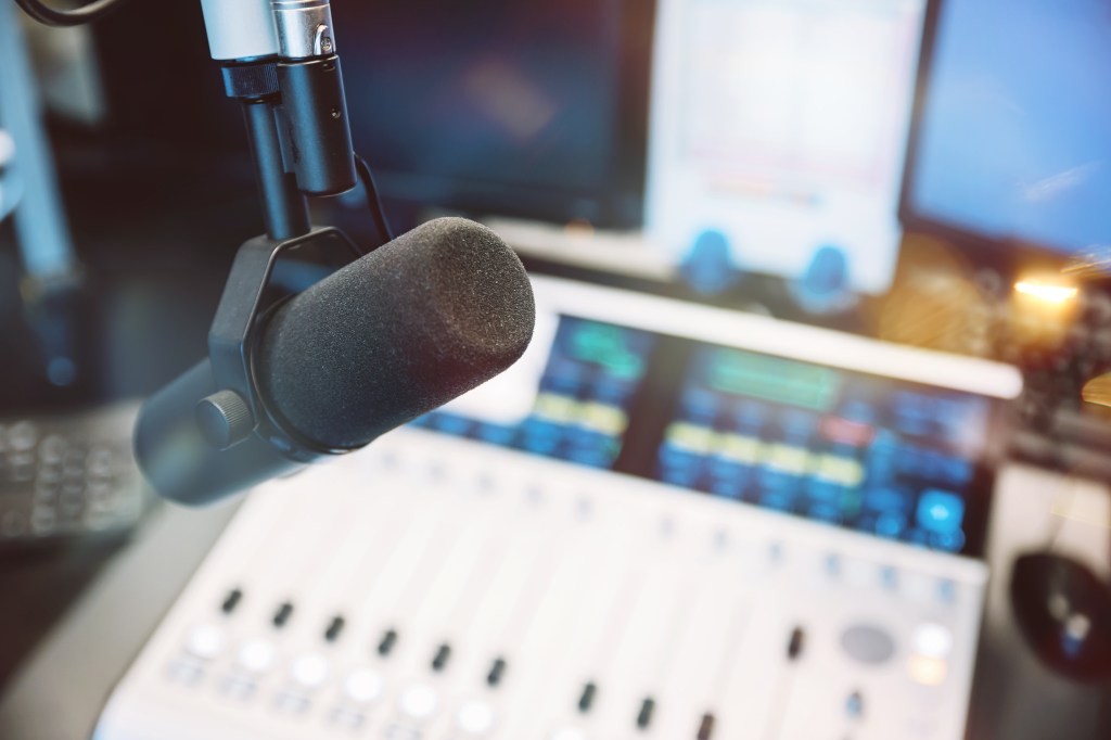 AI Music Licensing: Record Labels in Talks with Udio and Suno