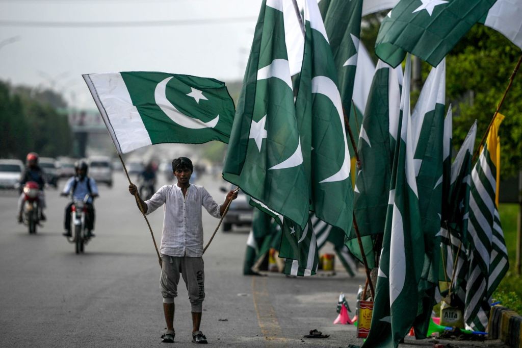 Pakistan Blocks Social Media - Latest Updates