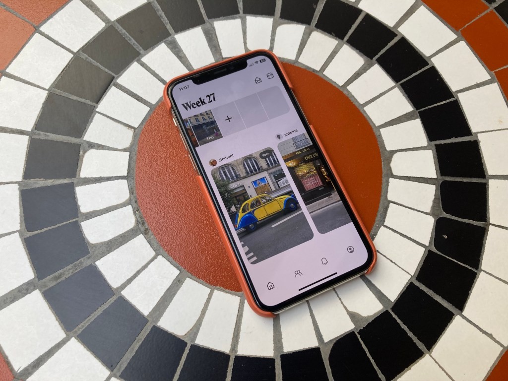 Retro: Time-Travel Through Your Camera Roll - Photo Sharing for Friends