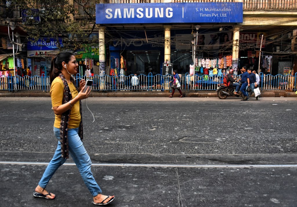 Samsung Reclaims No. 1 Spot in India Smartphone Market | Latest News