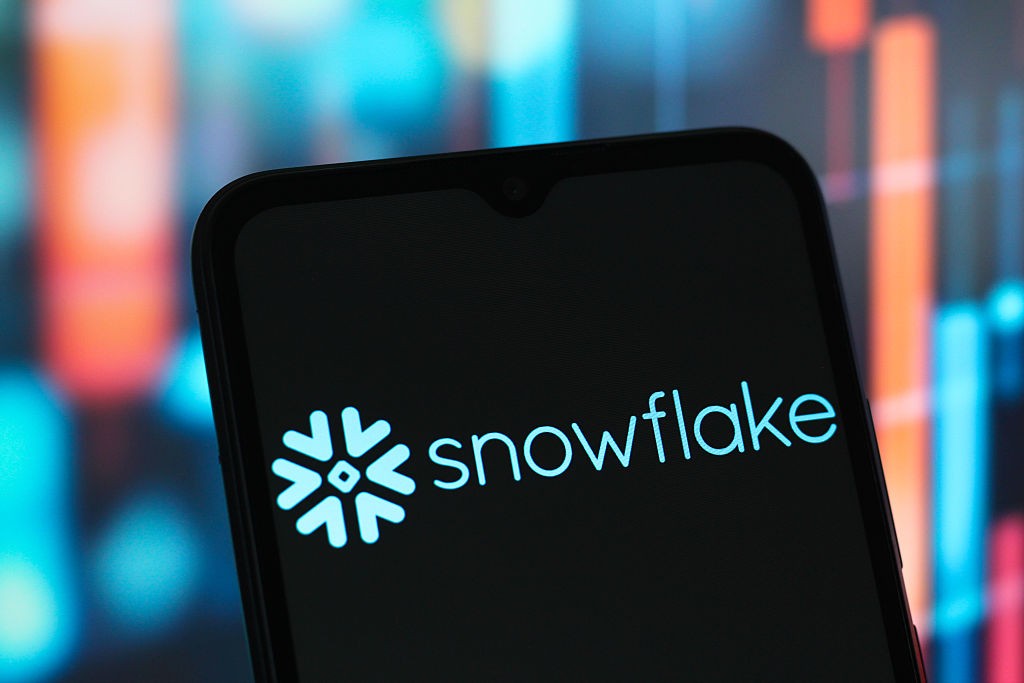 Snowflake to Acquire Crunchy Data | Data Cloud News