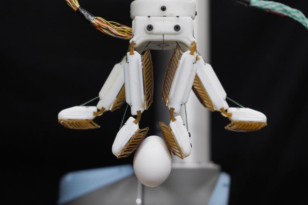 Stanford Robot Hand Inspired by Geckos to Pick Fruit