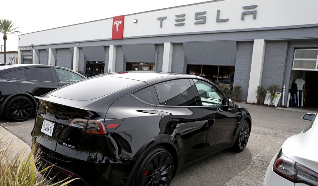 Tesla Door Handle Redesign After Safety Probe | Bloomberg Investigation