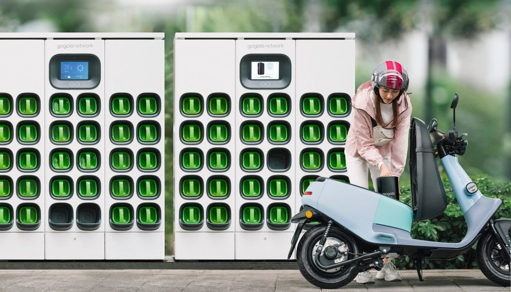 Gogoro SPAC, Rivian Update & Tesla FSD Beta - EV News