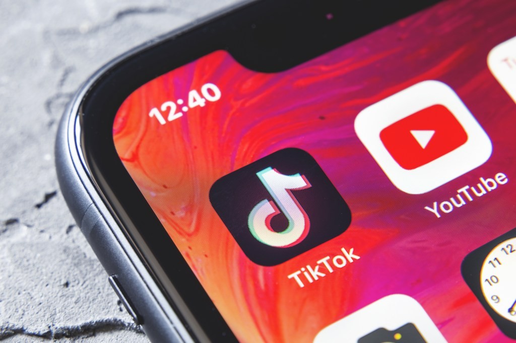 TikTok 'Repost' Button: Testing a Retweet Feature