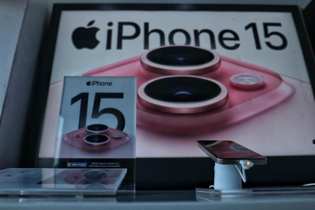 Trump Urges Apple to Halt iPhone Production Expansion in India