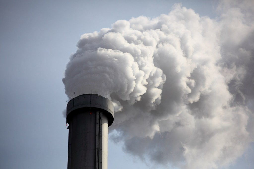 Trump to Push Coal for Data Centers Despite Market Decline