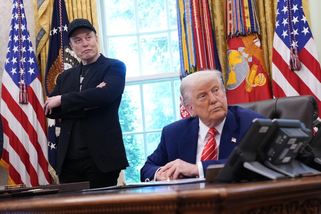 Trump's Space Industry Plans: Cutting Red Tape & Winners