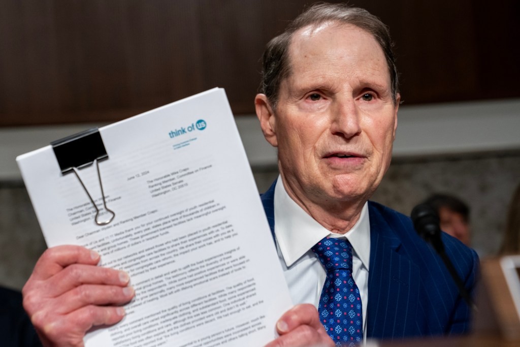 Senator Announces Bill to Secure Telecoms After Chinese Hacks