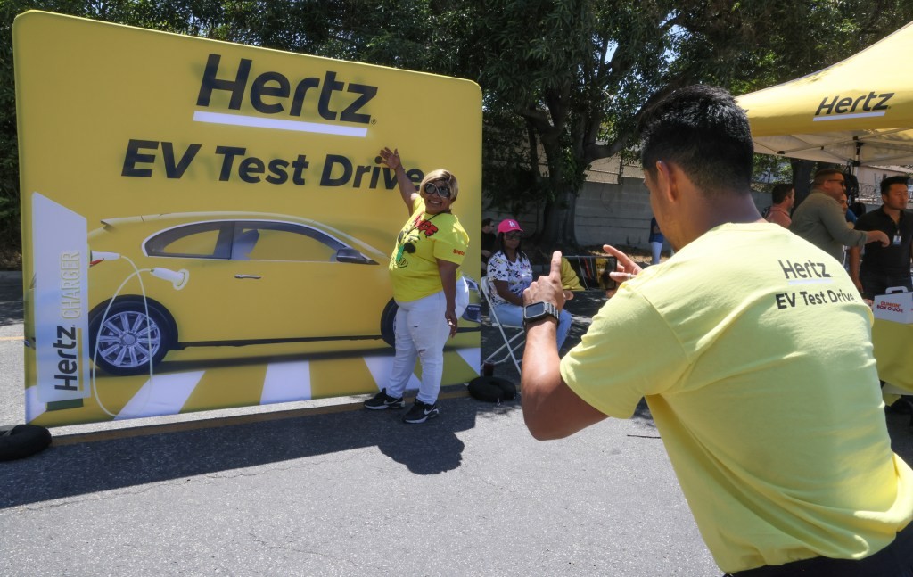 Cheap EV Rentals: Hertz Offers Discounts