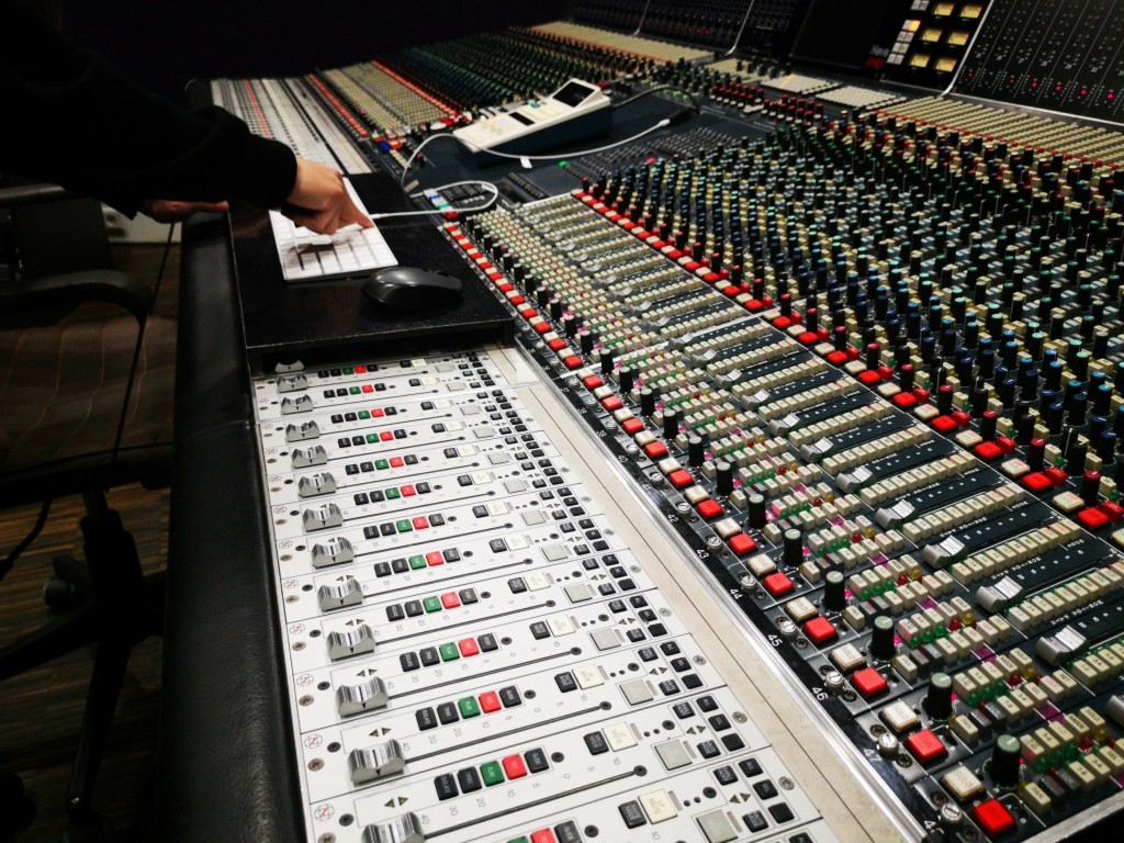 Warner Music & Suno AI: Deal Reached After Lawsuit